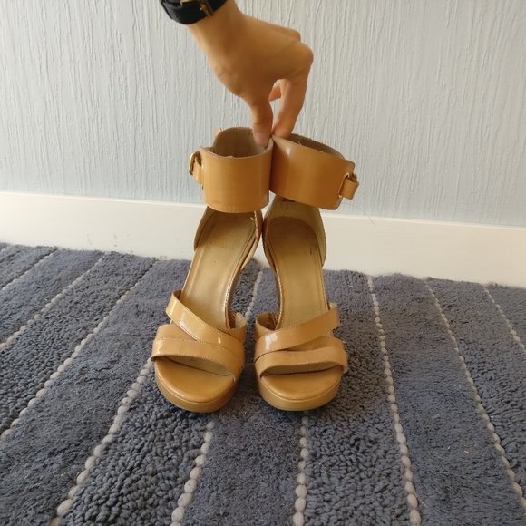 Stuart Weitzman Nude Patent Leather Sandals - Picture 1 of 6